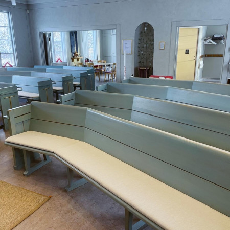 Gribbylunds Kapell har fått nya bänkdynor omklädda intyget Lucca från Sydtextil. December 2023.
